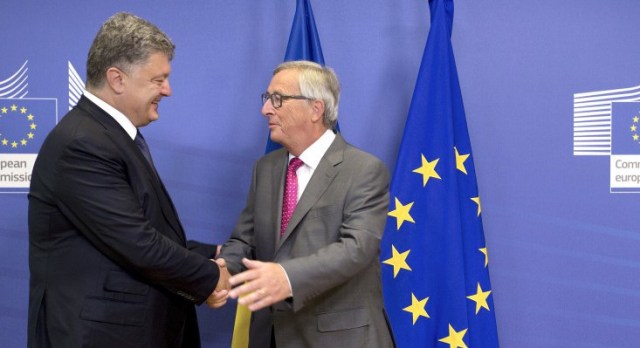 Handshake between Petro Poroshenko, on the left, and Jean-Claude Juncker